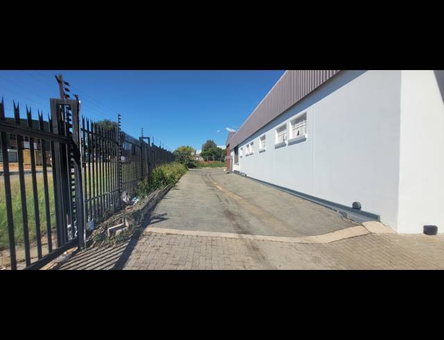 4,550M² WAREHOUSE TO LET IN ROBERTVILLE